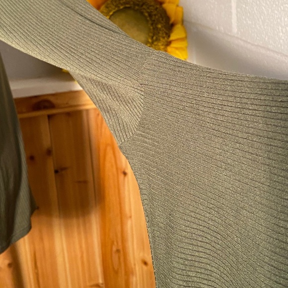 Bobeau Army Green Long Flutter Sleeve Top Size Large - Picture 5 of 10